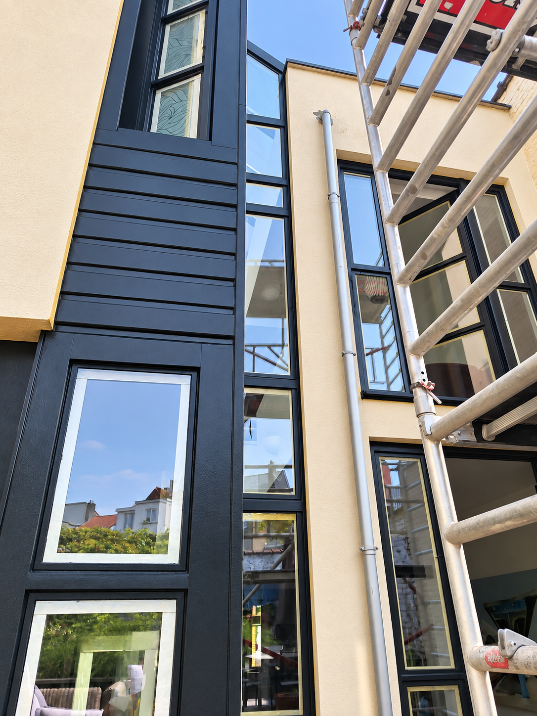 Chantier en cours sur ensemble vitré et verrière aluminium